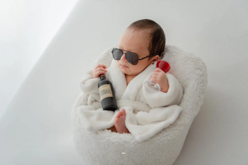 浙江满月宝宝趴着睡